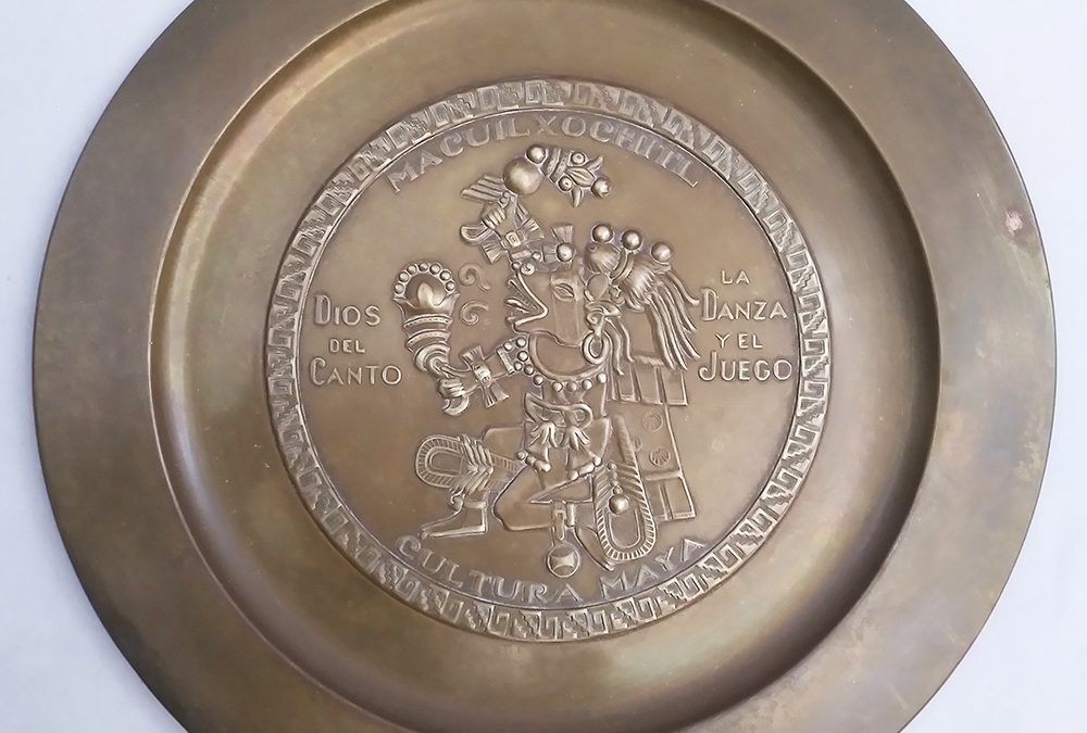 DI 90 – Prato decorativo mexicano em latão com figura em relevo do deus maia Macuilxochitl