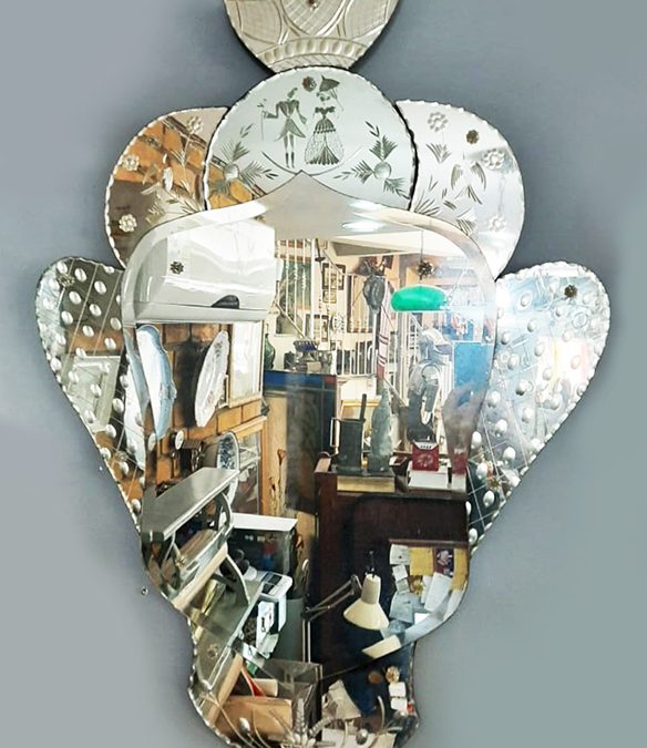 DI 95 – Espelho veneziano antigo ricamente lapidado com casal romântico e flores