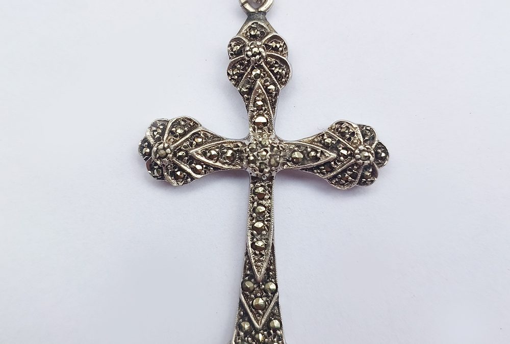 DI 96 – Pingente antigo em prata de lei 935 em forma de cruz com marcassitas