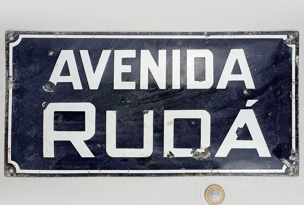 DI 98 – Placa antiga de rua em ferro esmaltado ou louça ágata Avenida Rudá