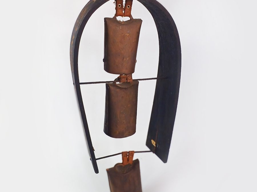 DI 98 – Suporte de madeira entalhada com 3 sinos ou cincerros alemães em ferro