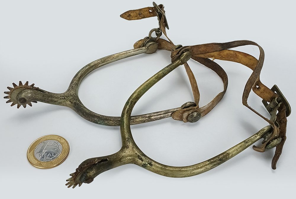 DI 99 – Par de esporas antigas Eberle em alpaca com tiras de couro