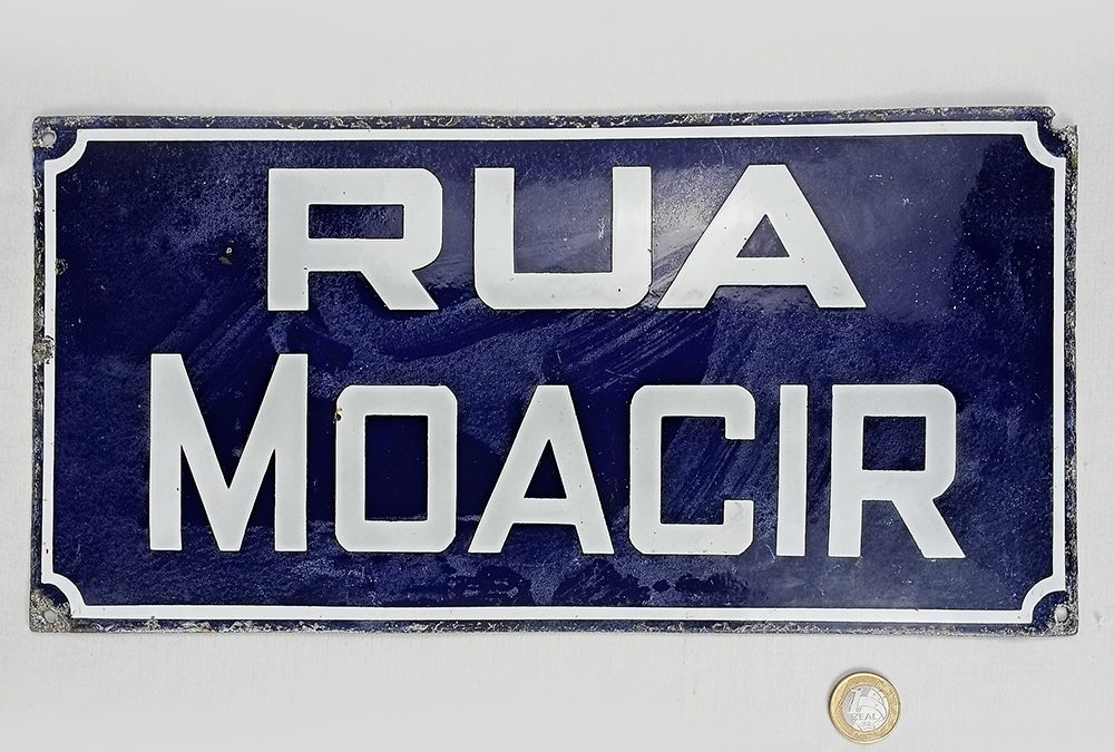 DI 99 – Placa antiga em ferro esmaltado ou louça ágata Rua Moacir