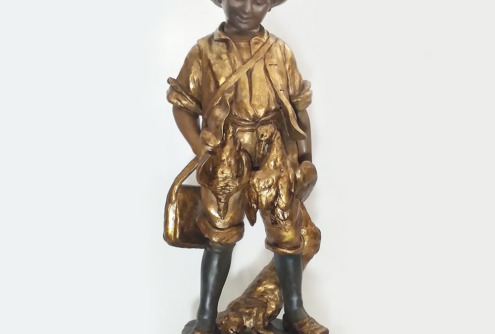 ES 06 – Escultura antiga austríaca Goldscheider menino caçador em terracota de Auguste Moreau