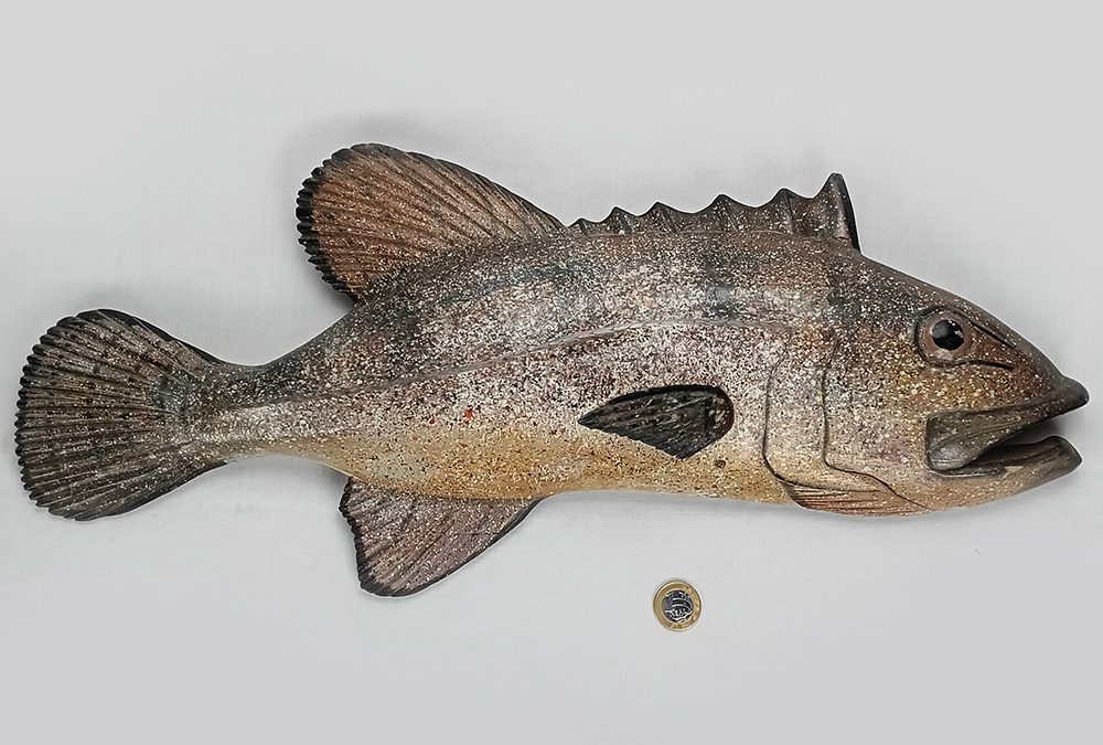ES 14 – Escultura de peixe em madeira de lei representando garoupa