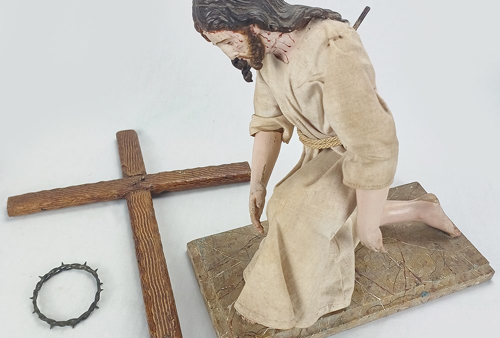 ES 14 – Escultura sacra antiga Jesus – Senhor dos Passos em madeira policromada com olhos de vidro