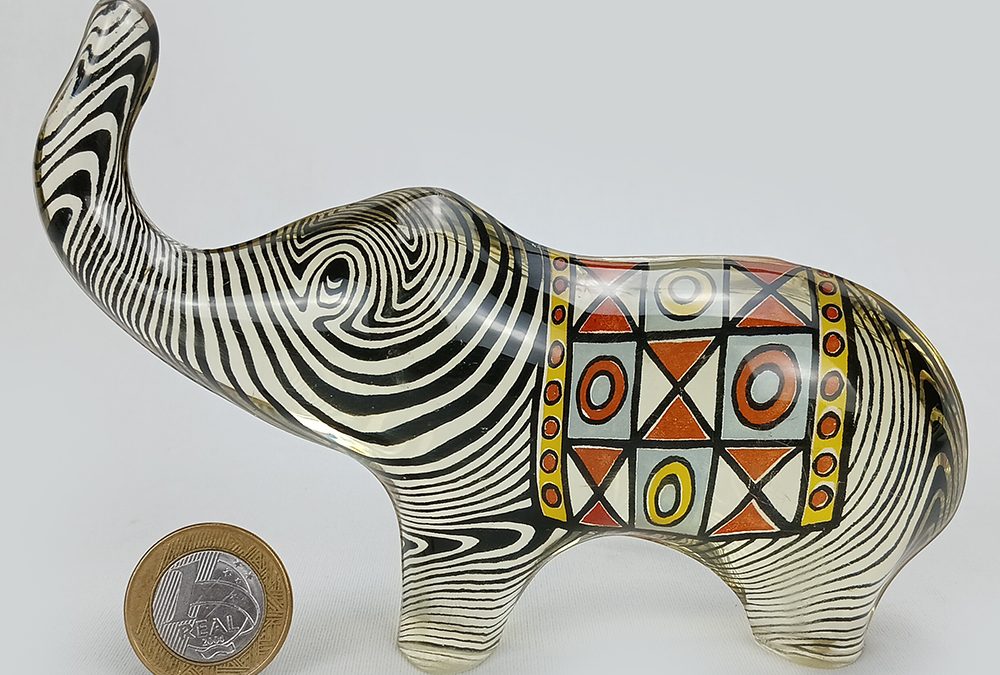 ES 15 – Escultura antiga de elefante colorido – Abraham Palatnik