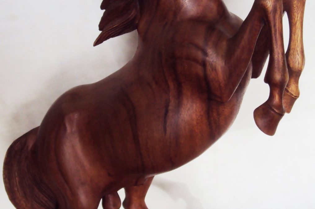 ES 19 – Escultura grande de cavalo empinado em madeira rico em detalhes