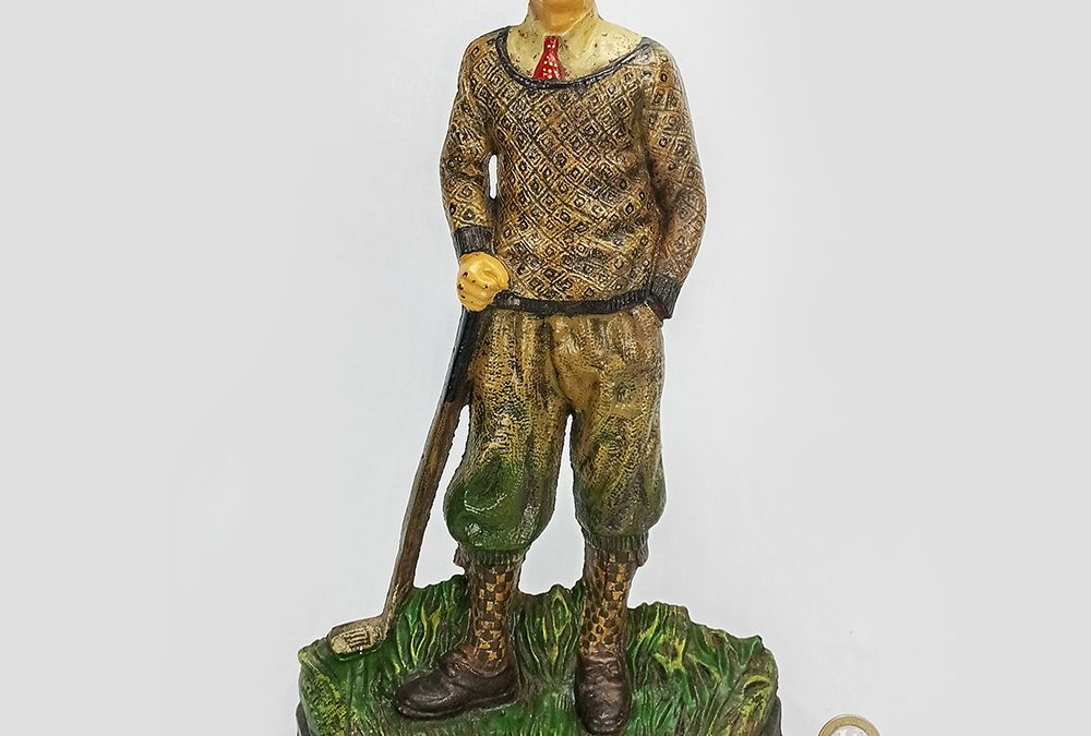 ES 20 – Escultura em ferro fundido homem jogador de golfe com trajes antigos