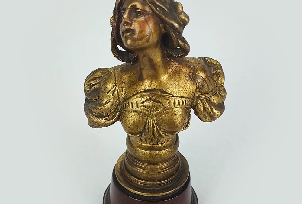 ES 21 – Escultura antiga busto de dama Art Nouveau em bronze dourado com base em madeira