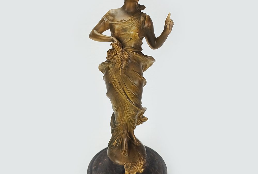 ES 24 – Escultura antiga alemã assinada Franz Iffland em petit bronze de dama Art Nouveau com flores