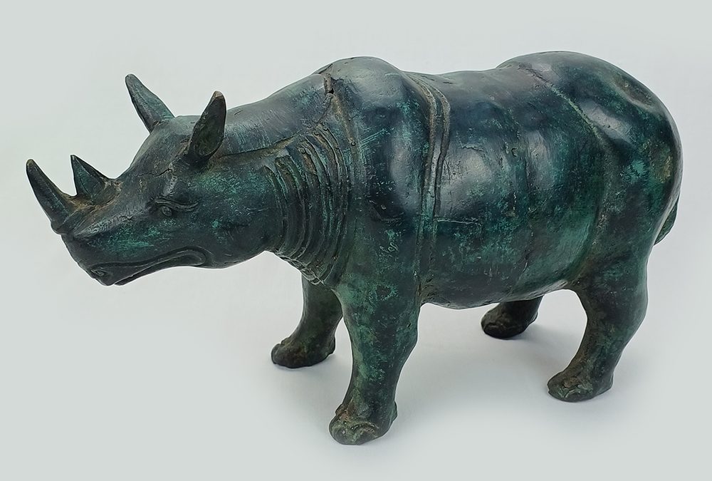 ES 26 – Escultura de rinoceronte em bronze rico em detalhes