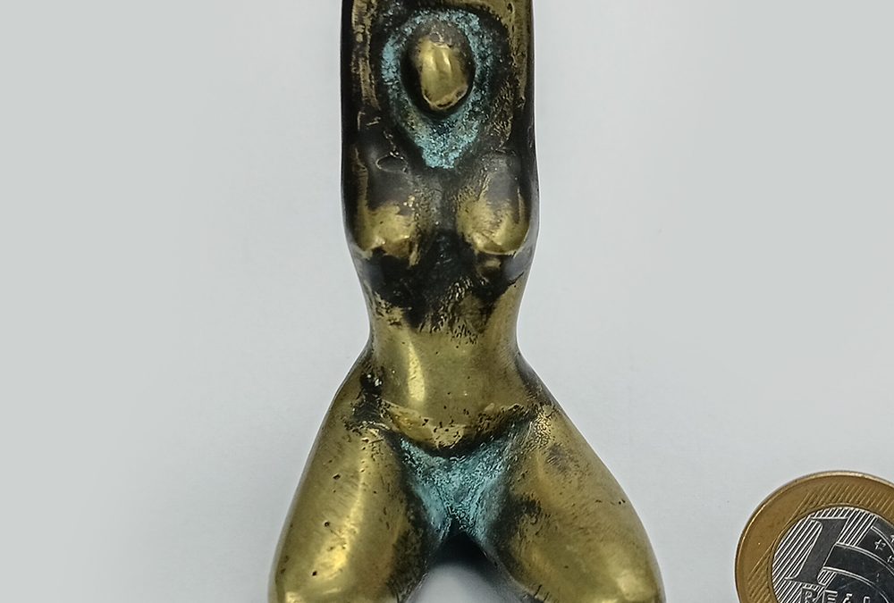 ES 27 – Figura feminina bronze por Arminda Lopes