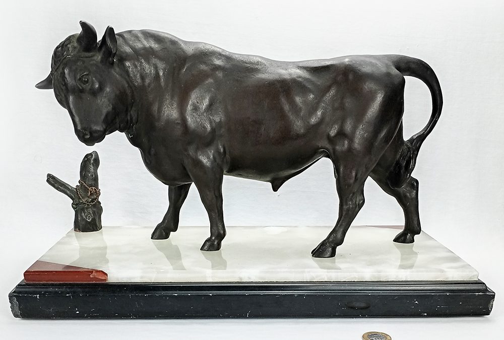 ES 30 – Escultura antiga e grande em bronze representando touro com base em mármore