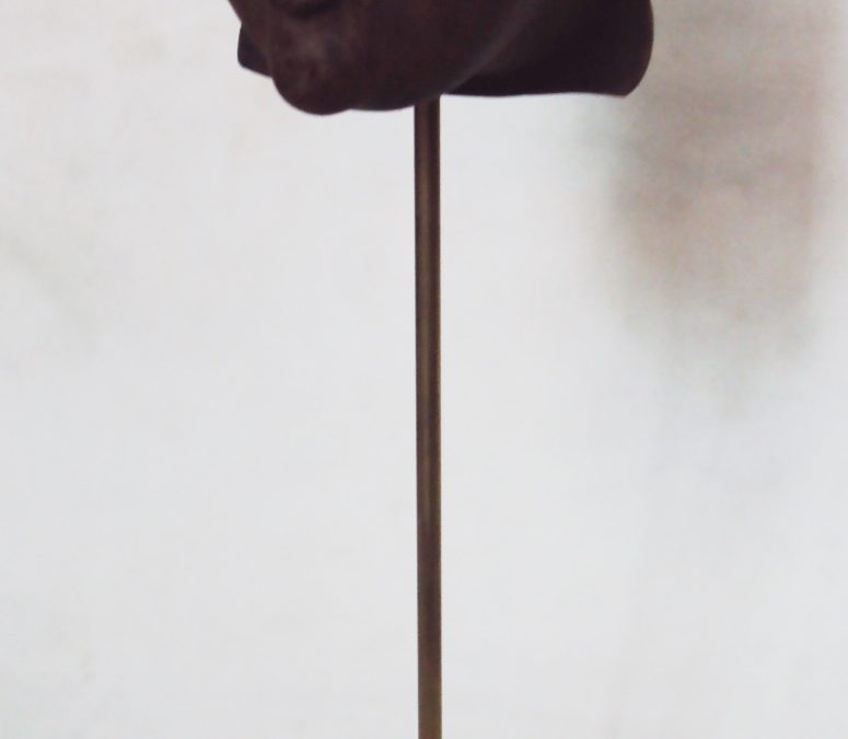 ES 31 – Escultura cabeça de anjo barroco em madeira do século XIX com base em pedra