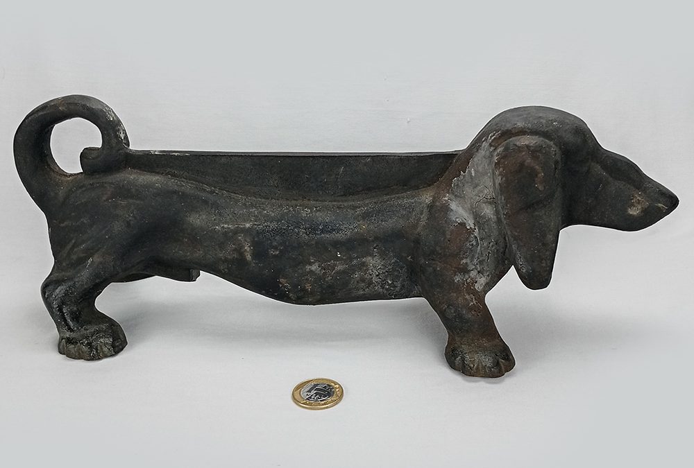 ES 32 – Capacho ou raspador de sola de sapatos feito de ferro fundido em forma de cachorro Dachshund