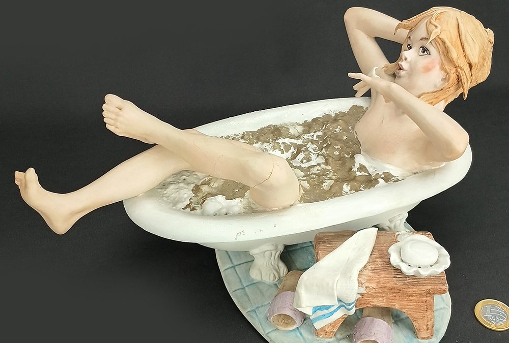 ES 34 – Escultura banhista em Biscuit