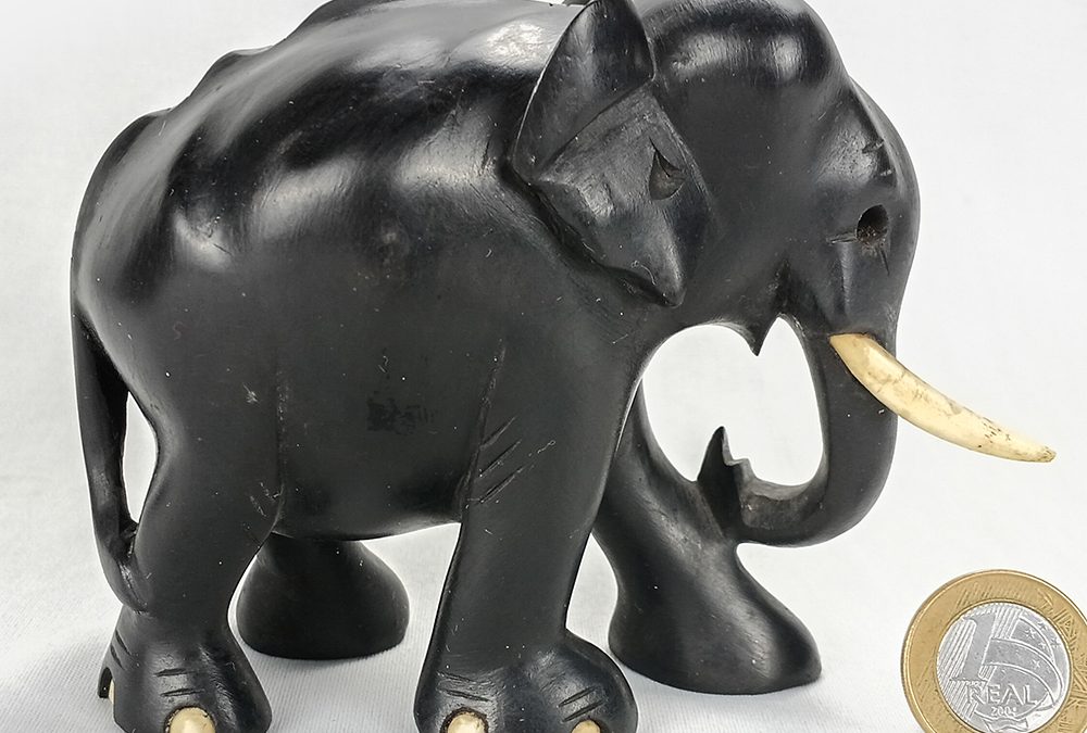 ES 34 – Escultura Antiga Elefante Ébano Det. Presas