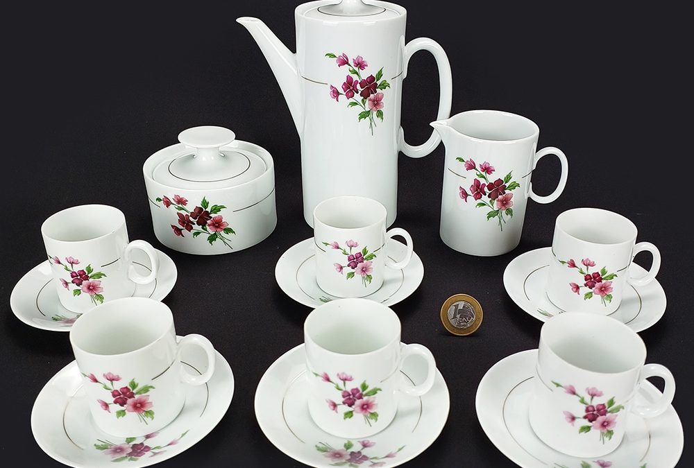 LO 01 – Jogo de cafezinho antigo para 6 pessoas em porcelana Renner decorado com flores