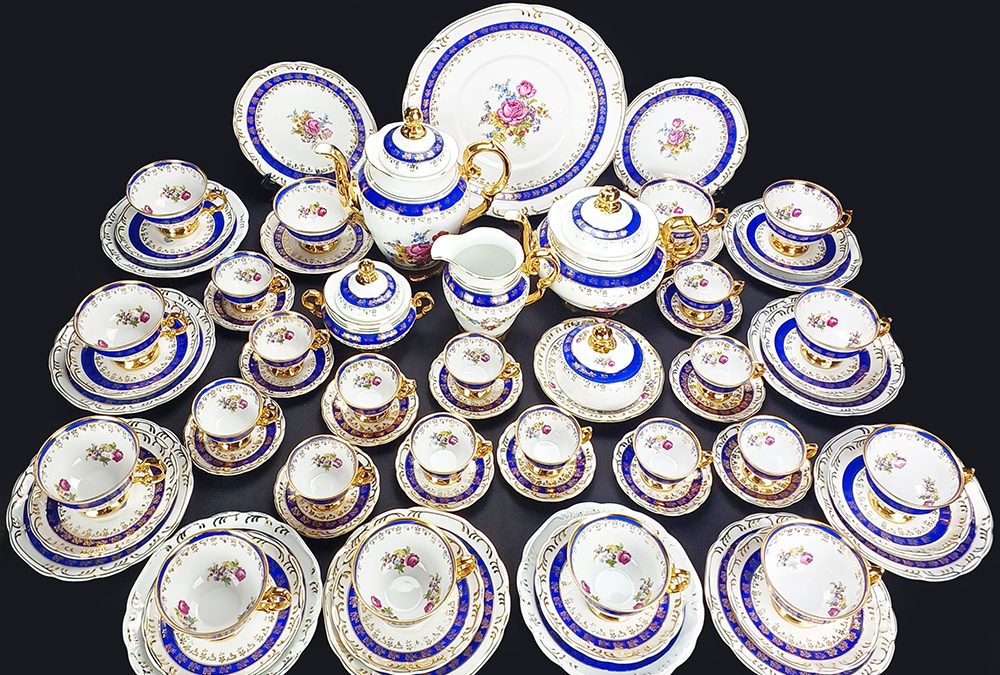 LO 01 – Jogo de café e chá para 12 pessoas em porcelana Schmidt azul e dourada com flores