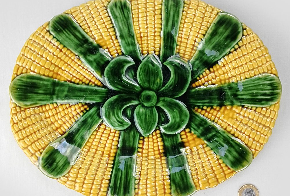 LO 01 – Travessa em louça portuguesa verde e amarela decorada com espigas de milho em relevo