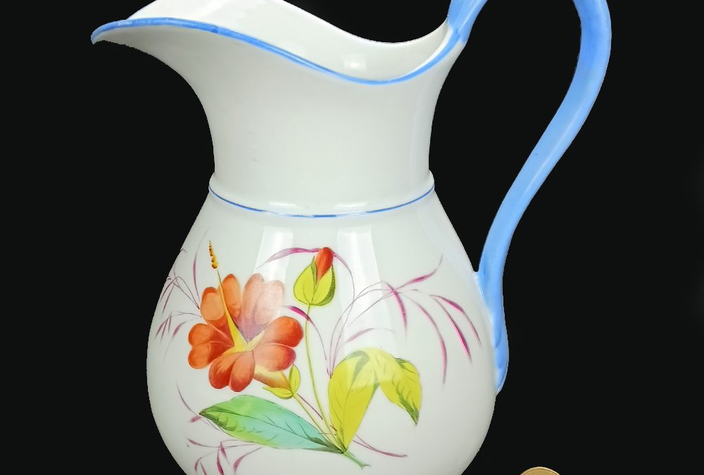 LO 02 – Jarra ou gomil antigo em porcelana branca e azul com pintura à mão de flores