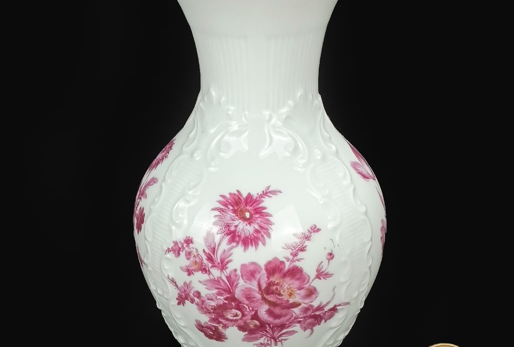 LO 02 – Vaso antigo em porcelana alemã Royal Porzellan KPM da Bavária decorado com flores e relevos