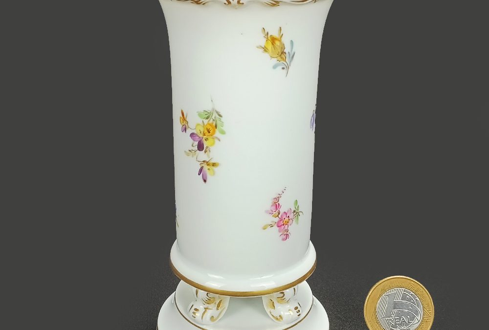 LO 02 – Vaso antigo em porcelana alemã Meissen Pintado à mão com ouro e flores coloridas