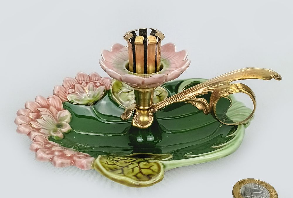 LO 02 – Castiçal palmatória antigo em majólica alemã Art Nouveau com flores de lótus e bronze