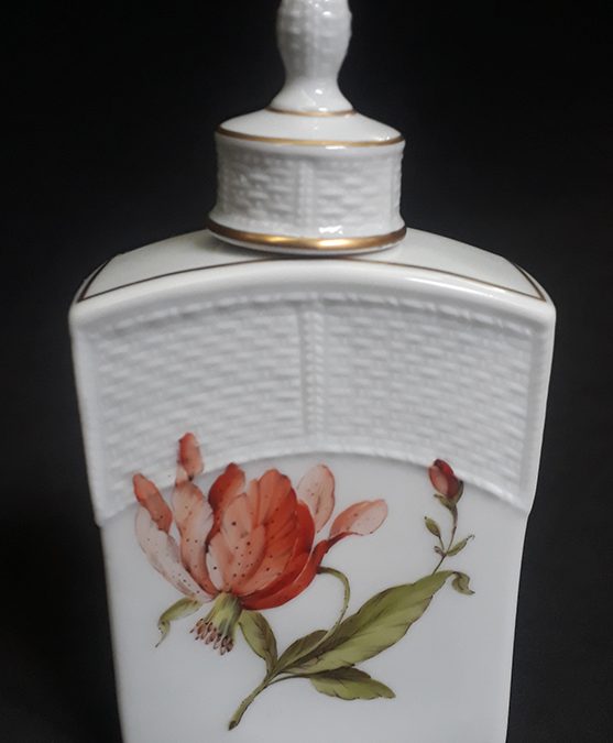 LO 02 – Frasco de perfume ou garrafa antiga em porcelana alemã Ludwigsburg com desenho de flores e dourados