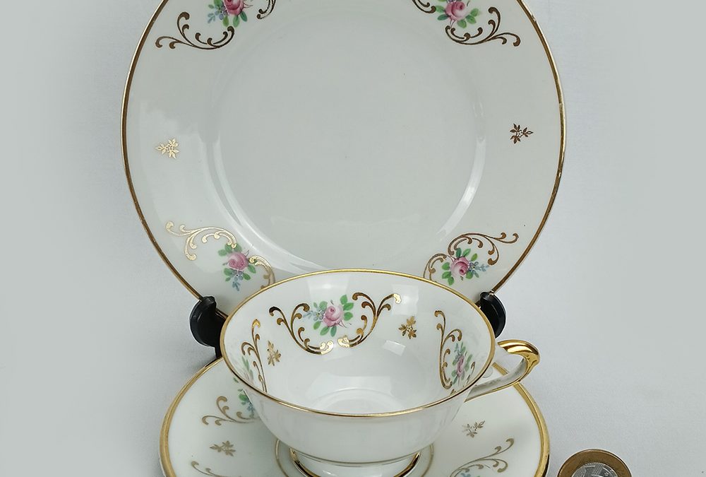 LO 02 – Trio: xícara de chá antiga com prato de pão em porcelana Mauá com flores e dourados