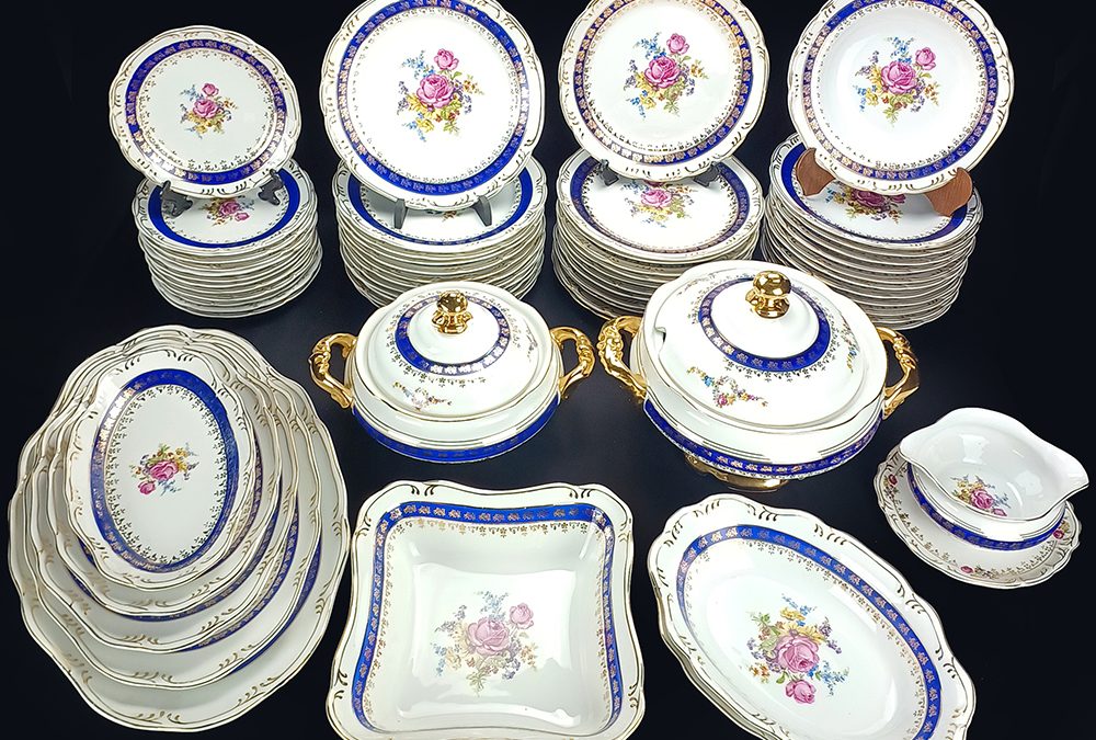 LO 02 – Jogo de jantar grande para 24 pessoas em porcelana Schmidt azul e dourada com flores