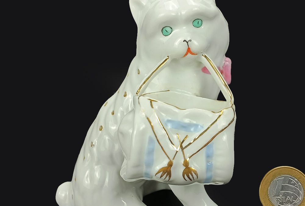 LO 03 – Paliteiro antigo em porcelana portuguesa Vista Alegre em forma de gato com cesto