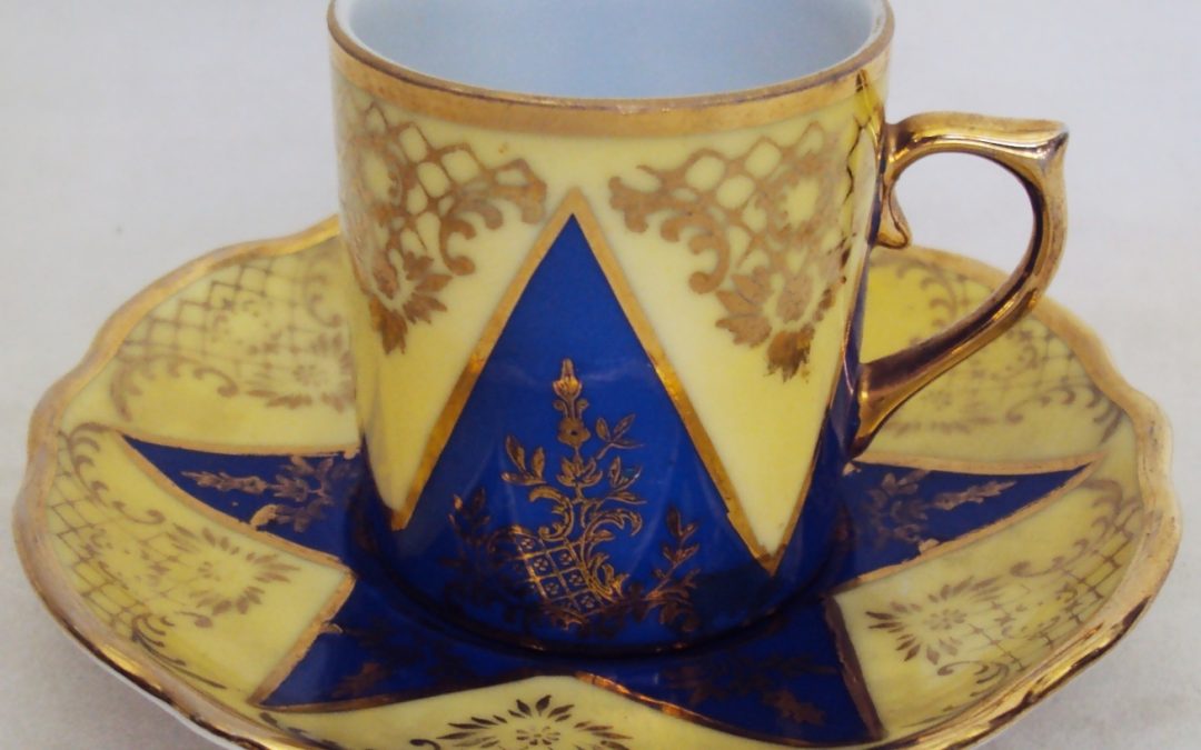LO 03 – Xícara de cafezinho PD 541 amarela e azul estrelada com dourados