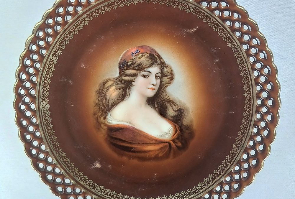LO 04 – Prato antigo em porcelana alemã Schumann Bavária marrom com dama – borda rendada ou vazada