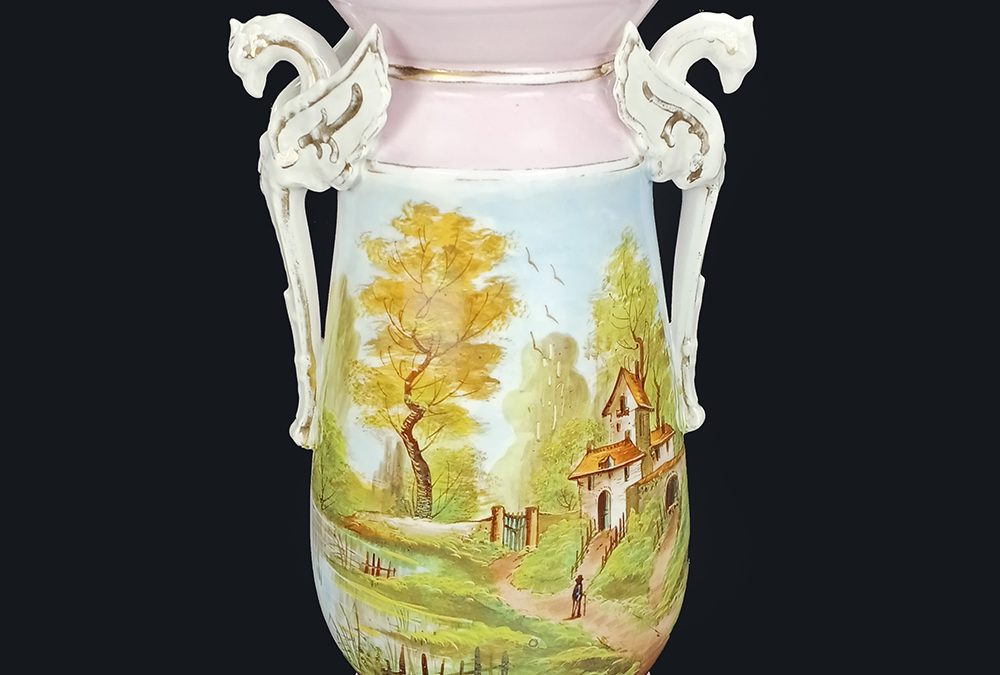 LO 06 – Vaso antigo francês em porcelana Vieux Paris rosa com cena campestre pintada à mão