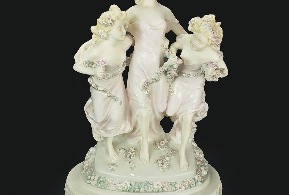 LO 06 – Escultura antiga Três Graças em porcelana austríaca Schauer assinada por Rudolf Podany