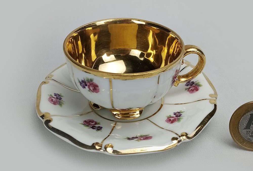 LO 06 – Xícara de cafezinho antiga em porcelana Mauá com flores e interior em ouro