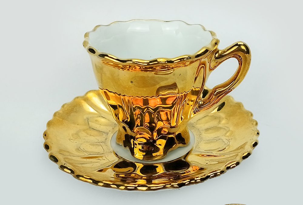 LO 100 – Xícara de cafezinho antiga em porcelana Schmidt dourada decorada com relevos
