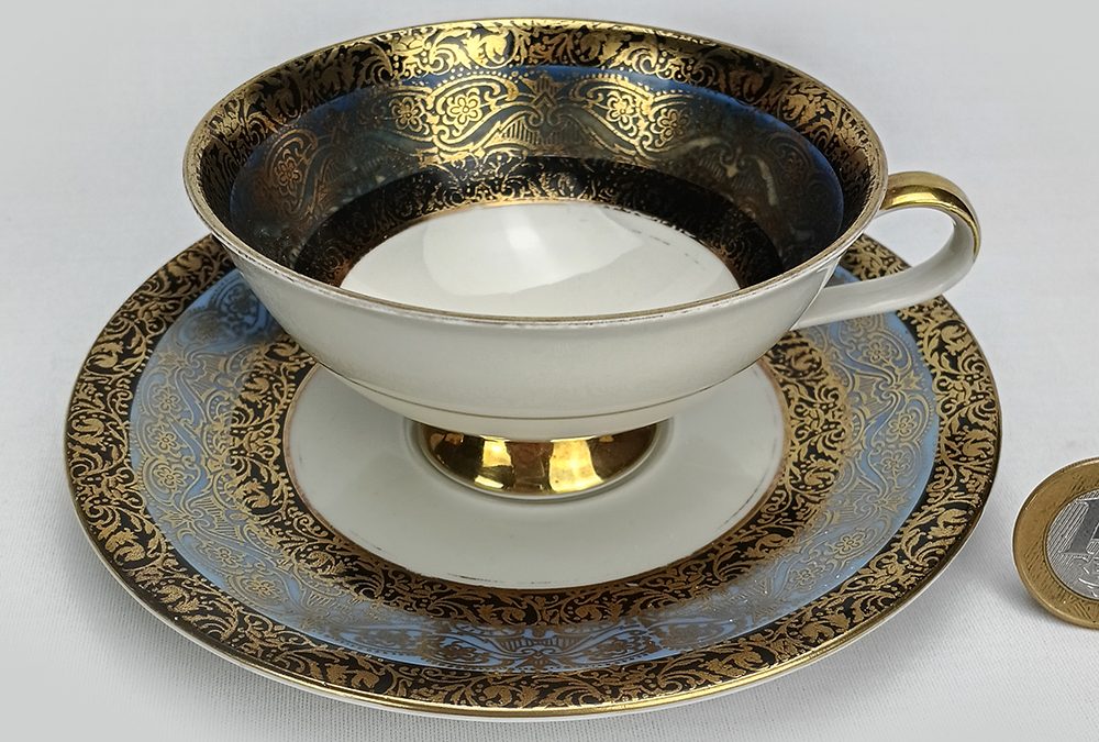 LO 100 – Xícara de chá antiga em porcelana alemã da Bavária ricamente decorada com dourados