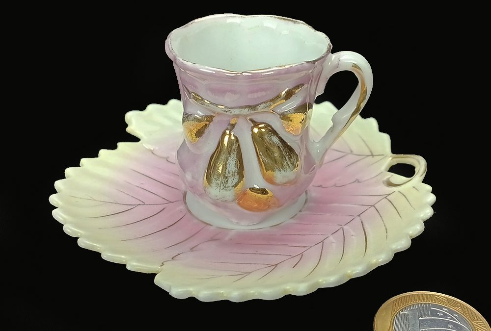 LO 104 – Xícara de cafezinho antiga em porcelana isabelina rosa e amarela com frutos dourados e folhas