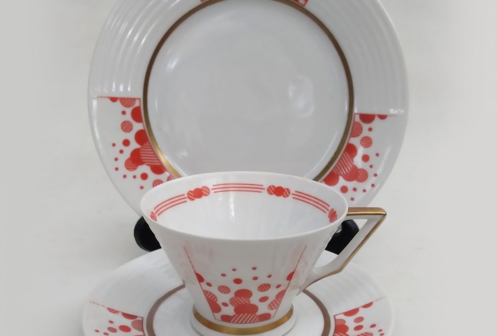 LO 104 – Trio: xícara antiga com prato de pão alemã Heinrich Art Decó com círculos vermelhos