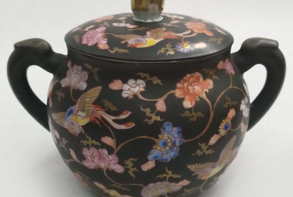 LO 105 – Açucareiro antigo em porcelana japonesa flores e pássaros pintados à mão com fundo preto