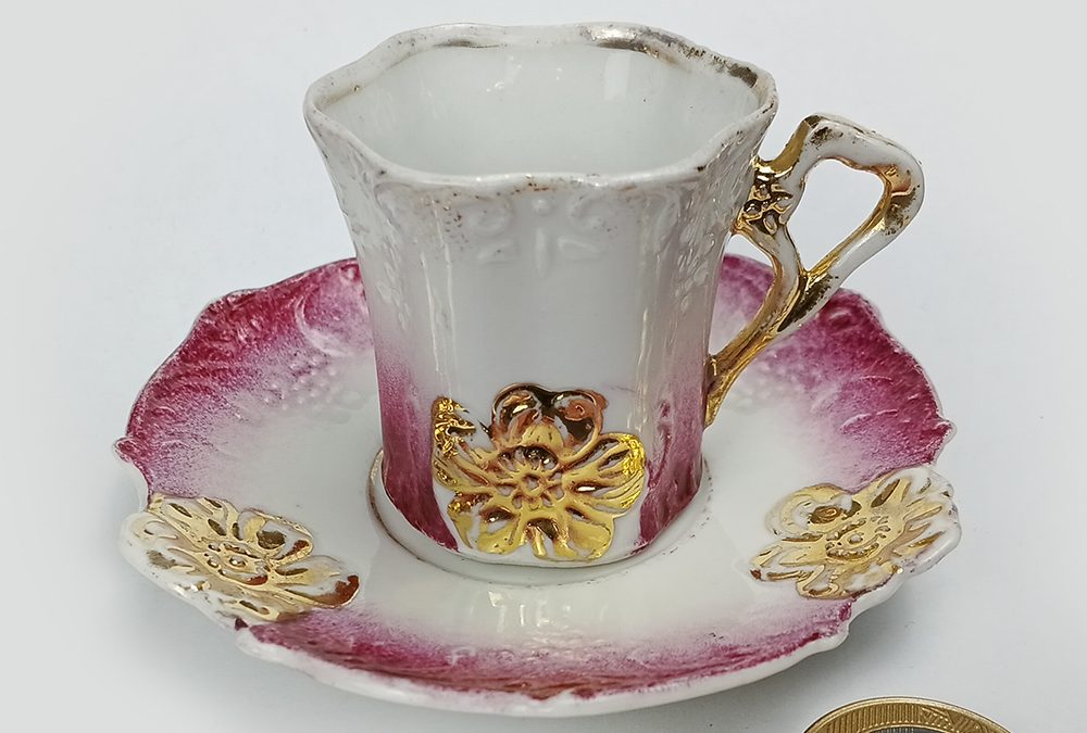 LO 107 – Xícara de cafezinho antiga isabelina em porcelana rosa decorada com flores douradas em relevo