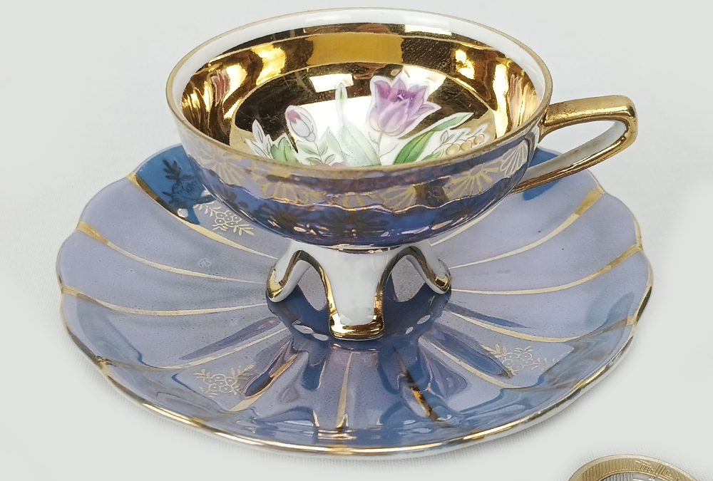 LO 110 – Xícara de cafezinho antiga em porcelana Windsor azul com flores e pés altos