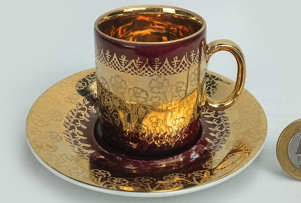 LO 110 – Xícara de cafezinho em porcelana antiga Porcelanarte dourada e bordô