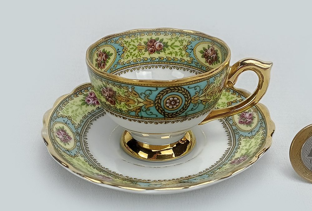 LO 110 – Xícara de cafezinho antiga em porcelana Saler azul, amarela e dourada com flores