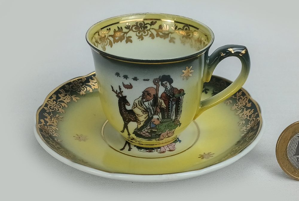 LO 112 – Xícara de cafezinho antiga em porcelana Real amarela e preta com cenas orientais
