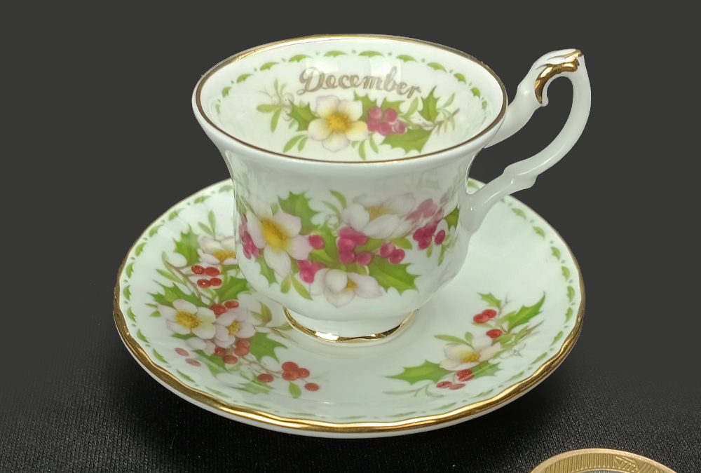 LO 112 – Xícara de cafezinho miniatura em porcelana inglesa Royal Albert com folhas de azevinho