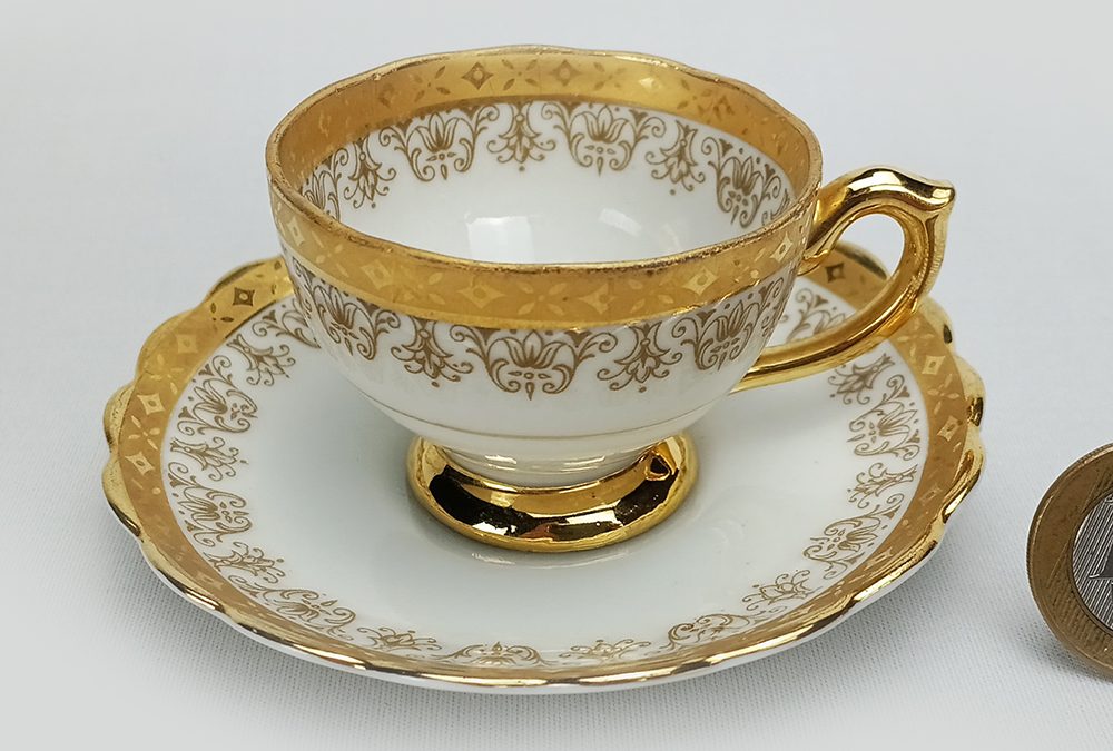 LO 112 – Xícara de cafezinho antiga em porcelana Saler dourada com casal romântico